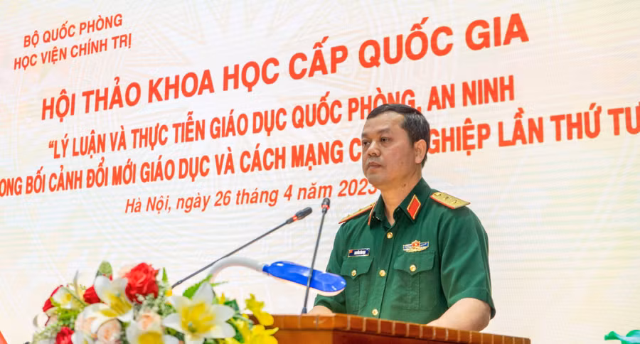 Trung tướng Nguyễn Văn Bạo, Giám đốc Học viện Chính trị, Bộ Quốc phòng phát biểu tại Hội thảo.