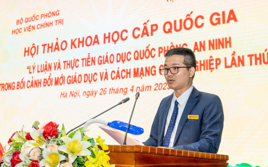 PGS.TS Nguyễn Tiến Trung, Tổng biên tập Tạp chí Giáo dục, Bộ GD&amp;ĐT báo cáo tại Hội thảo.