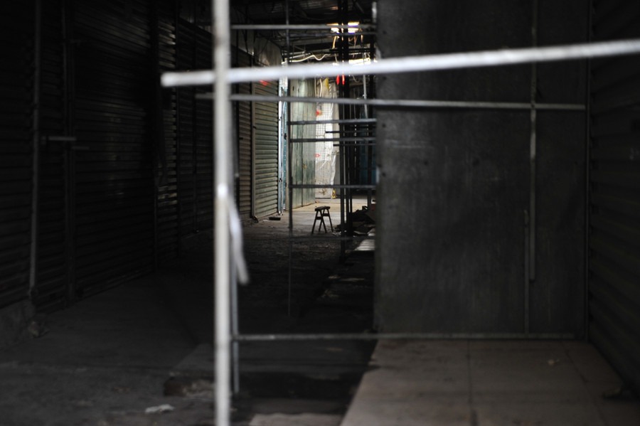 Chợ nhà xanh vốn ồn ào là thế, hôm nay trở nên yên lặng lạ thường.