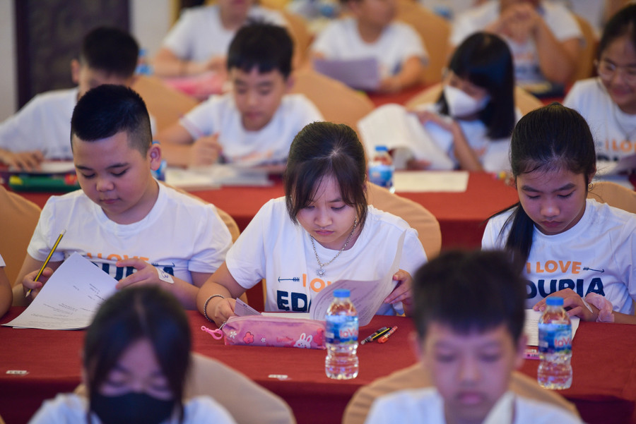 Các em trải qua các phần thi nghe, đọc, viết với kiến thức Tiếng Anh tiểu học kết hợp với kiến thức liên môn, kiến thức xã hội. 12 thí sinh có điểm cao nhất sẽ bước vào phần thi nói giao tiếp với giáo viên nước ngoài.