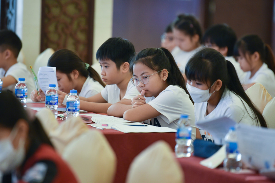 Các em trải qua các phần thi nghe, đọc, viết với kiến thức Tiếng Anh tiểu học kết hợp với kiến thức liên môn, kiến thức xã hội. 12 thí sinh có điểm cao nhất sẽ bước vào phần thi nói giao tiếp với giáo viên nước ngoài.