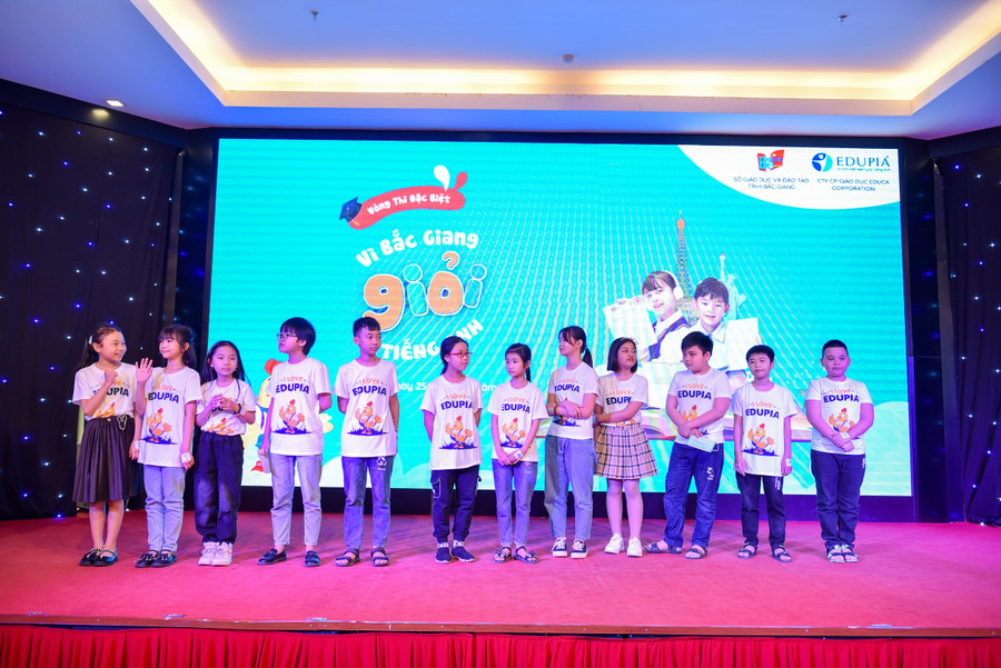 12 bạn thí sinh xuất sắc lọt vào vòng thi nói.