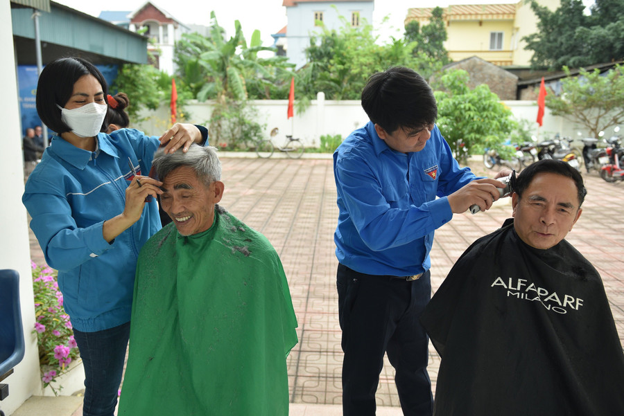 Cắt tóc miễn phí cho cựu thanh niên xung phong trên địa bàn huyện Thanh Oai.