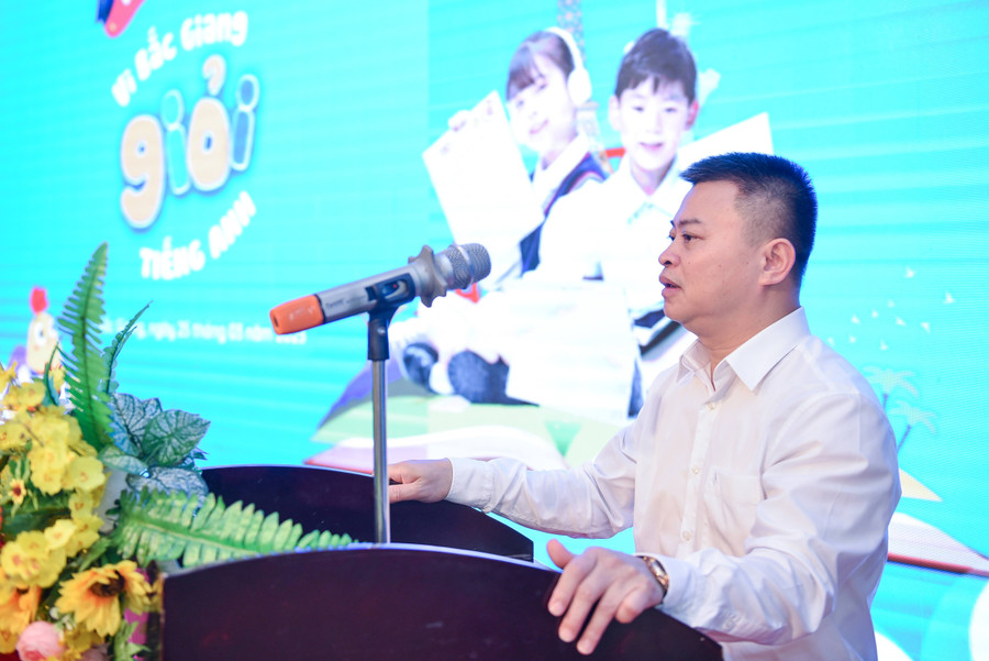 Ông Bạch Đăng Khoa, Phó Giám đốc Sở Giáo dục và Đào tạo phát biểu tại buổi lễ.