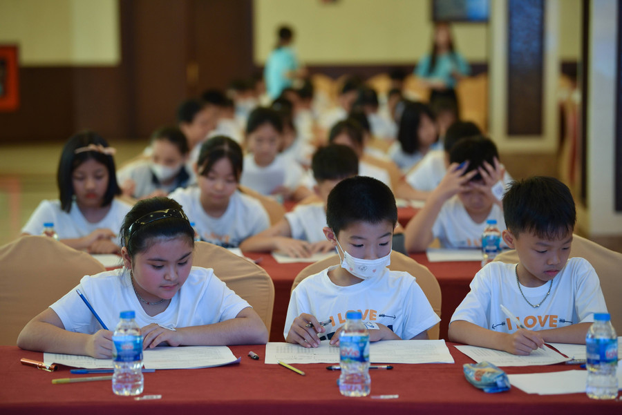 Các em trải qua các phần thi nghe, đọc, viết với kiến thức Tiếng Anh tiểu học kết hợp với kiến thức liên môn, kiến thức xã hội. 12 thí sinh có điểm cao nhất sẽ bước vào phần thi nói giao tiếp với giáo viên nước ngoài.