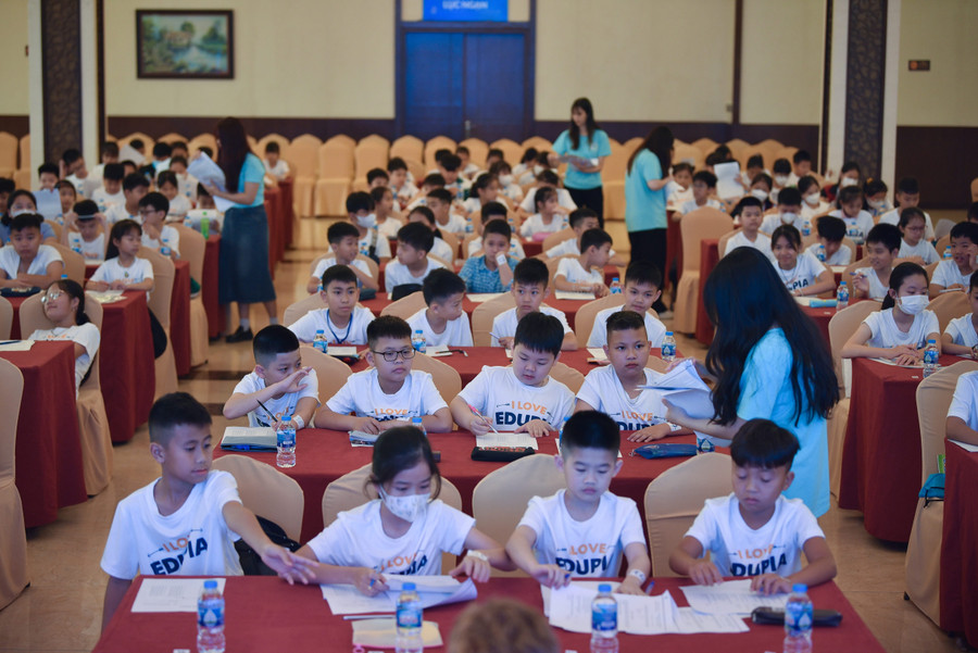 Các em trải qua các phần thi nghe, đọc, viết với kiến thức Tiếng Anh tiểu học kết hợp với kiến thức liên môn, kiến thức xã hội. 12 thí sinh có điểm cao nhất sẽ bước vào phần thi nói giao tiếp với giáo viên nước ngoài.