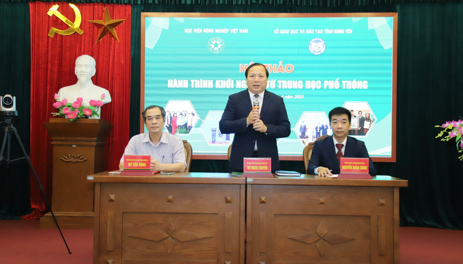 Đại diện lãnh đạo Học viện Nông nghiệp Việt Nam, Sở GD&amp;ĐT Hưng Yên giải đáp những băn khoăn của học sinh và giáo viên.