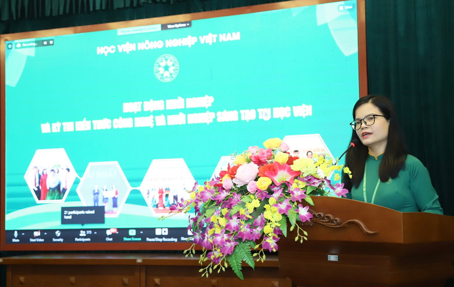 ThS. Đỗ Thị Kim Hương - Giám đốc Trung tâm Quan hệ công chúng và Hỗ trợ sinh viên (Học viện Nông nghiệp Việt Nam) chia sẻ nhiều nội dung với học sinh sinh viên tỉnh Hưng Yên.