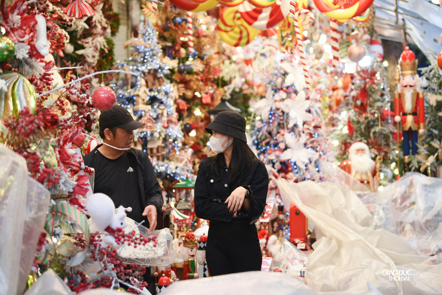 Dự kiến vào khoảng 2 tuần trước đêm Giáng sinh nơi đây sẽ vào thời gian nhộn nhịp nhất. Dự kiến vào khoảng 2 tuần trước đêm Giáng sinh nơi đây sẽ vào thời gian nhộn nhịp nhất.