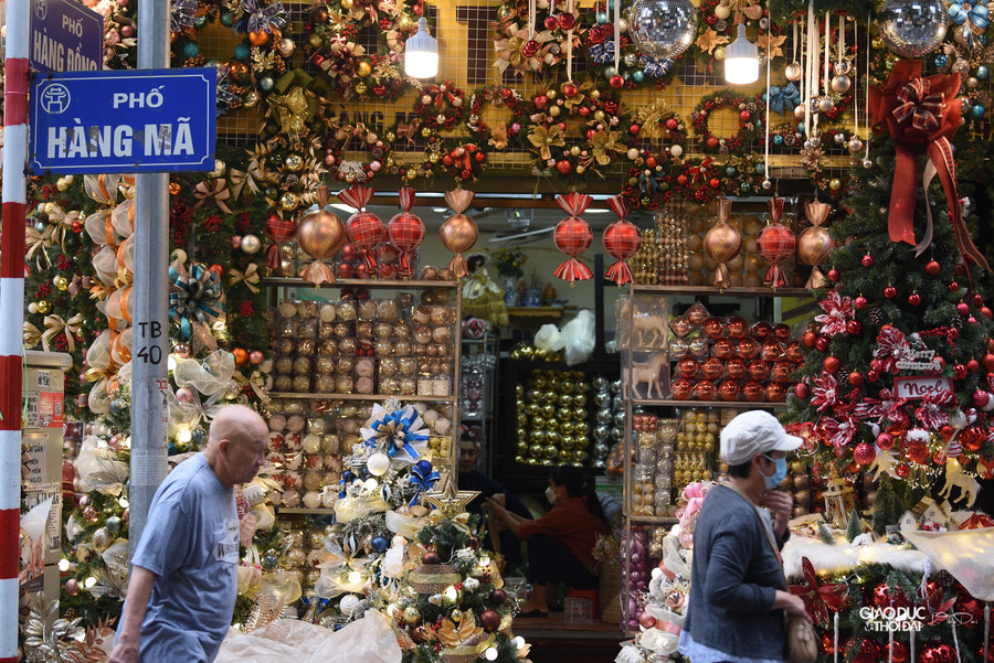 Những đồ trang trí Giáng sinh đã được các cửa hàng nơi đây bày bán từ ngay sau khi kết thúc lễ hội Halloween. Những đồ trang trí Giáng sinh đã được các cửa hàng nơi đây bày bán từ ngay sau khi kết thúc lễ hội Halloween.