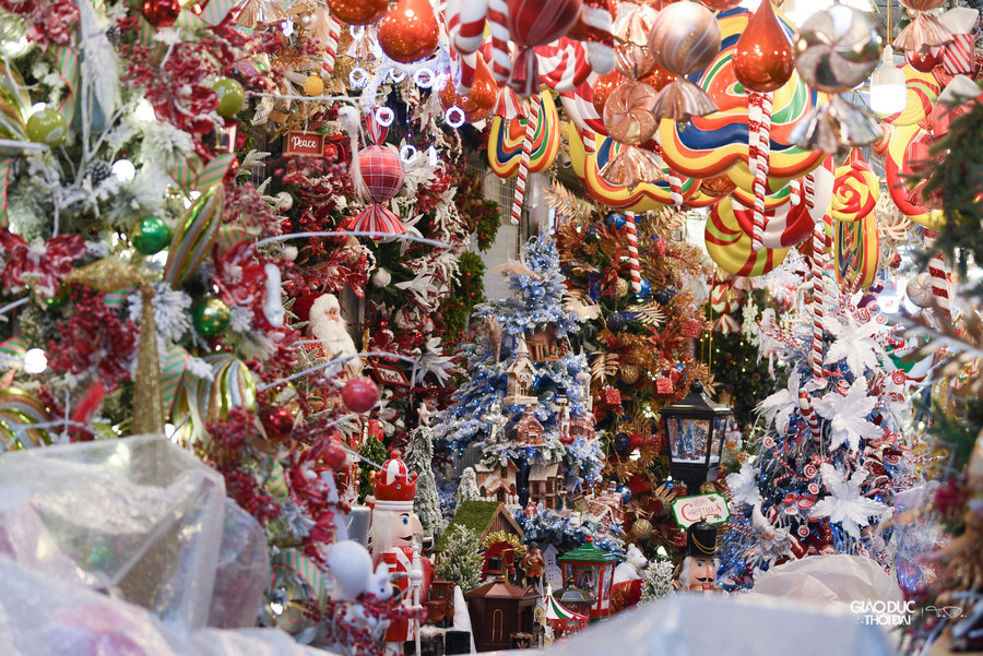 Vào thời điểm này, phố Hàng Mã ( Hà Nội) đã rực sắc đỏ để chuẩn bị phục vụ dịch Giáng sinh. Vào thời điểm này, phố Hàng Mã ( Hà Nội) đã rực sắc đỏ để chuẩn bị phục vụ dịch Giáng sinh.