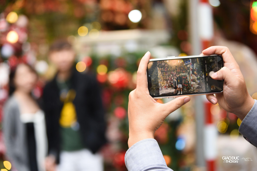 Nhiều bạn trẻ thường đến phố Hàng Mã không chỉ để mua sắm, dạo phố mà còn để lưu giữ lại khoảnh khắc tại phố cổ Hà Nội. Nhiều bạn trẻ thường đến phố Hàng Mã không chỉ để mua sắm, dạo phố mà còn để lưu giữ lại khoảnh khắc tại phố cổ Hà Nội.