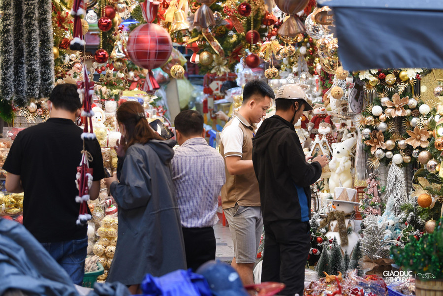 Nhiều khách hàng đã đến tận nơi để chọn mua cho mình những đồ ưng ý nhất để trang trí trong gia đình, cửa hàng. Nhiều khách hàng đã đến tận nơi để chọn mua cho mình những đồ ưng ý nhất để trang trí trong gia đình, cửa hàng.