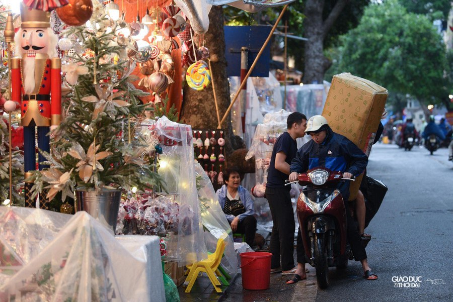 Nhiều khách hàng đã đến tận nơi để chọn mua cho mình những đồ ưng ý nhất để trang trí trong gia đình, cửa hàng. Nhiều khách hàng đã đến tận nơi để chọn mua cho mình những đồ ưng ý nhất để trang trí trong gia đình, cửa hàng.