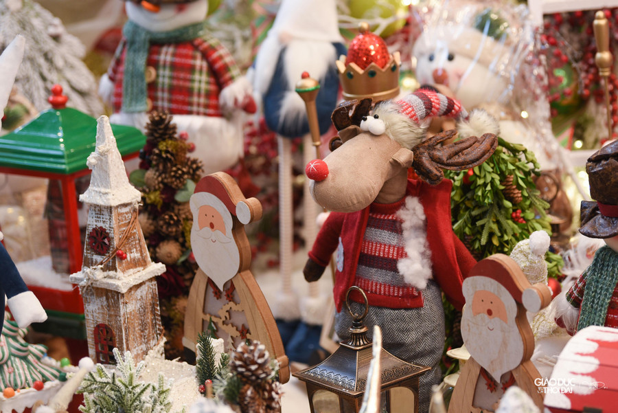 Đi qua dọc tuyến phố, mọi người đều có thể tận hưởng được không khí Giáng sinh sớm tại nơi đây. Đi qua dọc tuyến phố, mọi người đều có thể tận hưởng được không khí Giáng sinh sớm tại nơi đây.