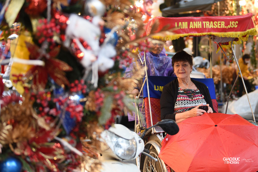 Rất nhiều du khách nước ngoài khi đi qua con phố này cũng tỏ ra rất hứng thú. Rất nhiều du khách nước ngoài khi đi qua con phố này cũng tỏ ra rất hứng thú.