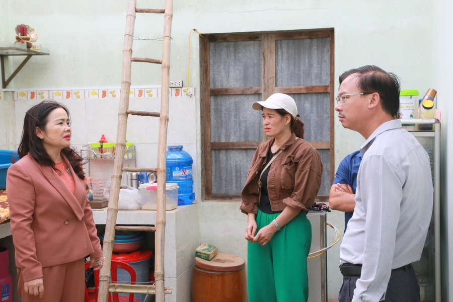 TS Lê Thị Hương - Giám đốc Sở GD&ĐT tỉnh Quảng Trị động viên gia đình cô giáo Lê Thị Dùng bị thiệt hại nặng. TS Lê Thị Hương - Giám đốc Sở GD&ĐT tỉnh Quảng Trị động viên gia đình cô giáo Lê Thị Dùng bị thiệt hại nặng.