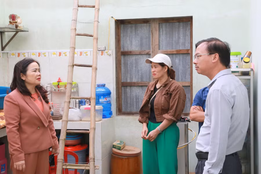 TS Lê Thị Hương - Giám đốc Sở GD&amp;ĐT tỉnh Quảng Trị động viên gia đình cô giáo Lê Thị Dùng bị thiệt hại nặng.