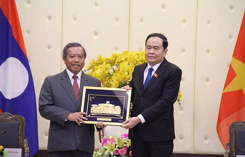 Phó Chủ tịch Thường trực Quốc hội Trần Thanh Mẫn tặng quà lưu niệm cho đoàn đại biểu Lào.