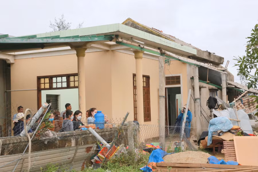 Ngôi nhà cô giáo Lê Thị Dùng bị tốc mái hoàn toàn.