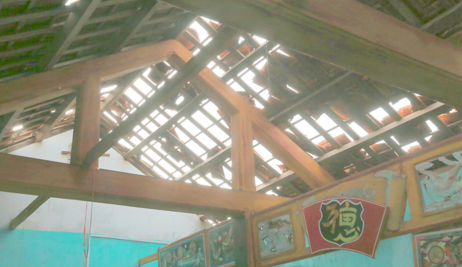 Mái ngói nhà thầy Quang bị hư hỏng nặng. Mái ngói nhà thầy Quang bị hư hỏng nặng.