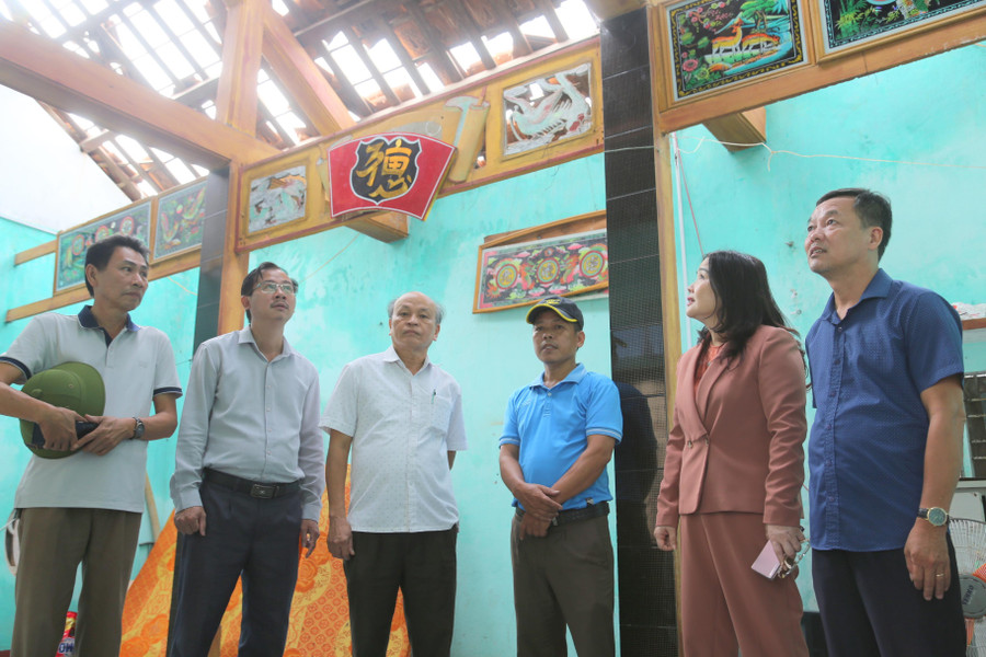 Lãnh đạo Sở GD&ĐT thăm gia đình thầy giáo Nguyễn Đăng Quang bị thiệt hại nặng do lốc xoáy. Lãnh đạo Sở GD&ĐT thăm gia đình thầy giáo Nguyễn Đăng Quang bị thiệt hại nặng do lốc xoáy.