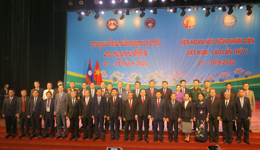 Đoàn đại biểu 2 nước Việt Nam - Lào chụp ảnh lưu niệm tại Liên hoan. Đoàn đại biểu 2 nước Việt Nam - Lào chụp ảnh lưu niệm tại Liên hoan.