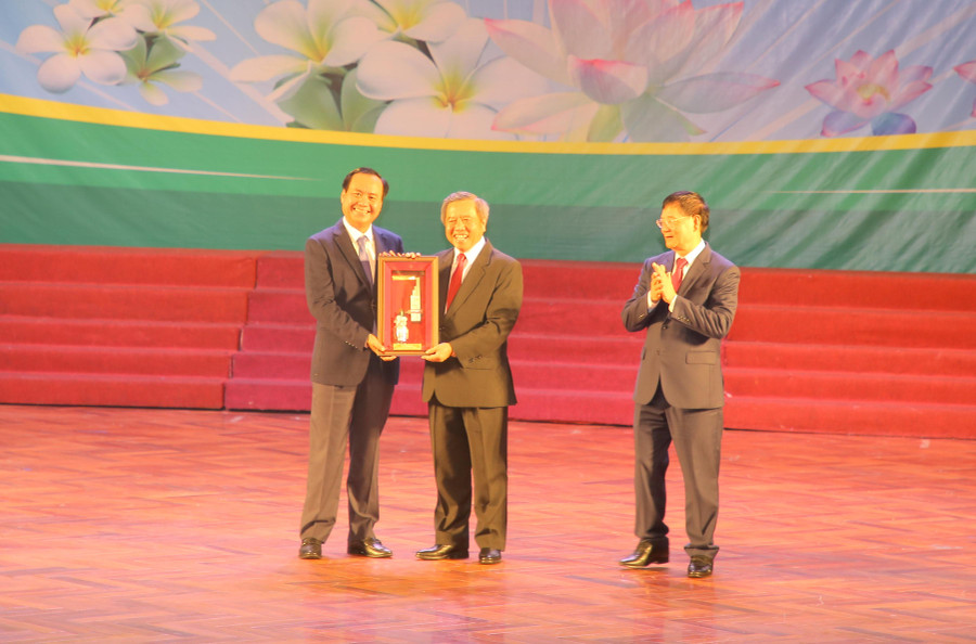 Lãnh đạo tỉnh Quảng Trị tặng quà lưu niệm cho Đoàn đại biểu Lào. Lãnh đạo tỉnh Quảng Trị tặng quà lưu niệm cho Đoàn đại biểu Lào.