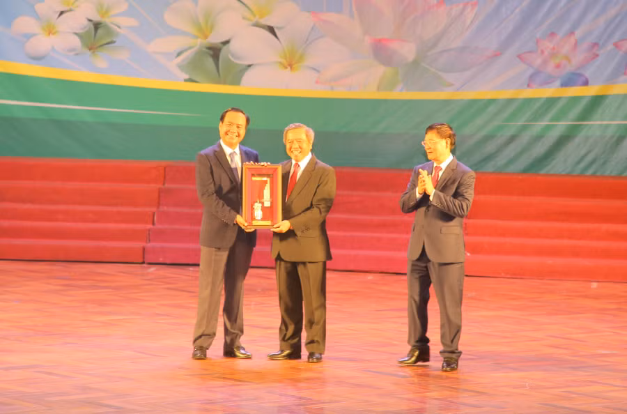 Lãnh đạo tỉnh Quảng Trị tặng quà lưu niệm cho Đoàn đại biểu Lào.