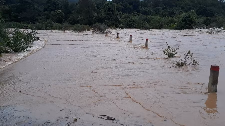 Ngầm tràn ở xã Vĩnh Ô, huyện Vĩnh Linh bị ngập, gây chia cắt.