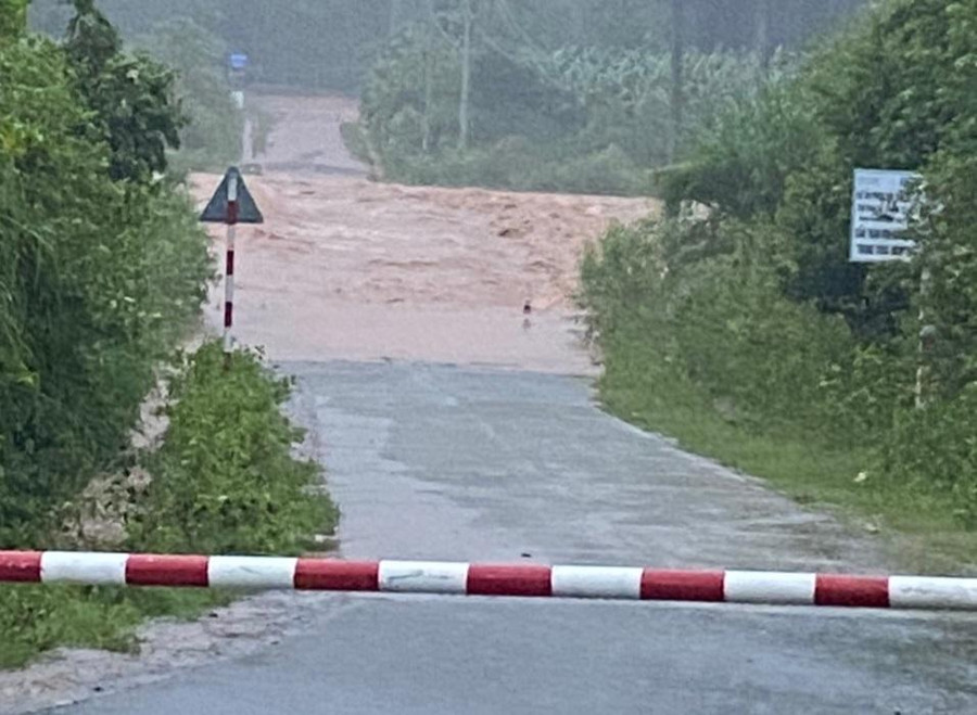Lực lượng chức năng đặt barie tại khu vực nước ngập, ngăn người qua lại. Lực lượng chức năng đặt barie tại khu vực nước ngập, ngăn người qua lại.