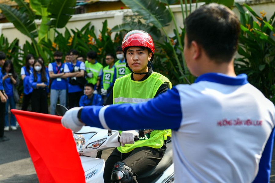 Trước đó 5 đội thi đã hoàn thành phần thi thực hành lái xe mô tô an toàn. Trước đó 5 đội thi đã hoàn thành phần thi thực hành lái xe mô tô an toàn.