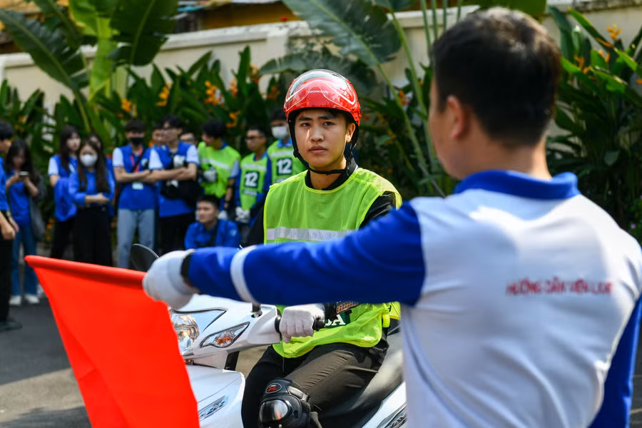 Trước đó 5 đội thi đã hoàn thành phần thi thực hành lái xe mô tô an toàn.