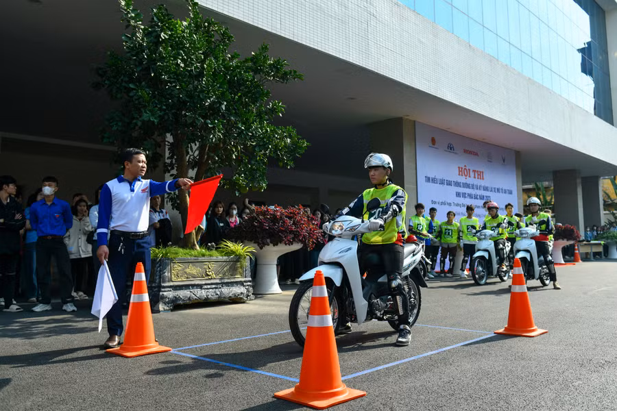 Trước đó 5 đội thi đã hoàn thành phần thi thực hành lái xe mô tô an toàn.