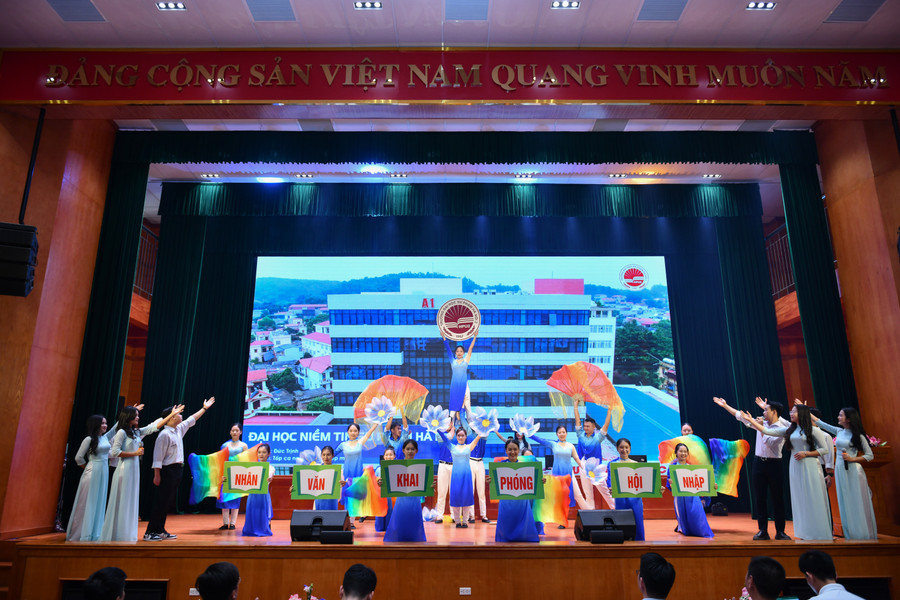 Những tiết mục văn nghệ chào mừng hội thi. Những tiết mục văn nghệ chào mừng hội thi.