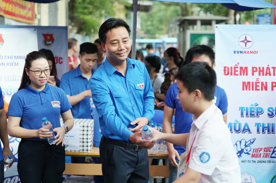 Kỳ thi vào lớp 10 THPT, năm học 2024 - 2025 của thành phố Hà Nội diễn ra từ ngày 7/6 đến ngày 12/6/2024 (cao điểm trong 2 ngày 8, 9/6/2024 ) có hơn 106.000 thí sinh đăng ký dự tuyển tại 201 điểm thi trên địa bàn Thành phố. Kỳ thi vào lớp 10 THPT, năm học 2024 - 2025 của thành phố Hà Nội diễn ra từ ngày 7/6 đến ngày 12/6/2024 (cao điểm trong 2 ngày 8, 9/6/2024 ) có hơn 106.000 thí sinh đăng ký dự tuyển tại 201 điểm thi trên địa bàn Thành phố.