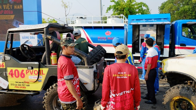 Nạp xăng trước khi thi đấu