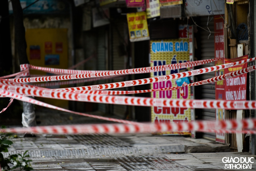 Các hộ xung quanh ngõ 328-330 Nguyễn Trãi đều bị phong toả để đảm bảo an toàn cho người dân.