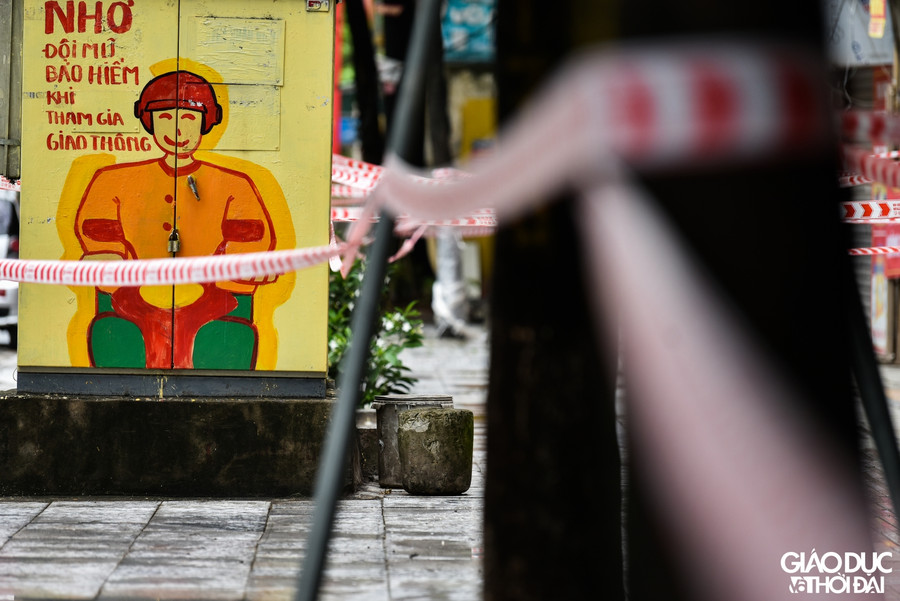 Được biết, trước đó vào ngày 24/8 Quận Thanh Xuân quyết định thành lập khu vực cách ly y tế tạm thời ngõ 328 và từ số nhà 2B đến hết ngõ 330 đường Nguyễn Trãi để phòng, chống dịch Covid-19.