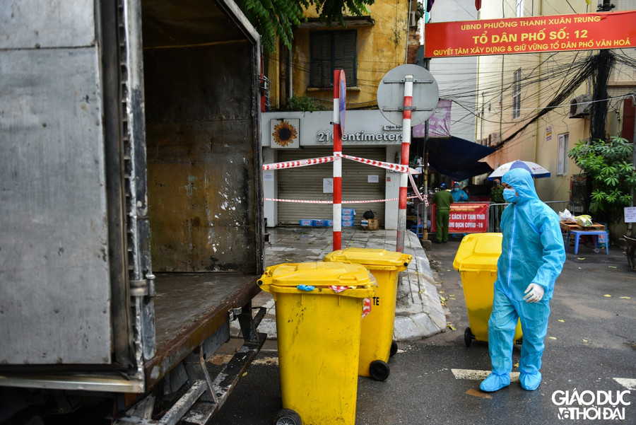 Sau đó được khử trùng và vận chuyển bằng xe riêng.