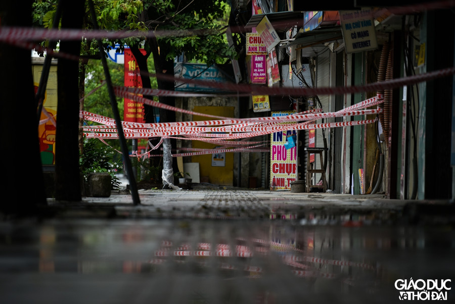 Cận cảnh nhiều lớp hàng rào tại ổ dịch ngõ 328- 330 Nguyễn Trãi ảnh 3