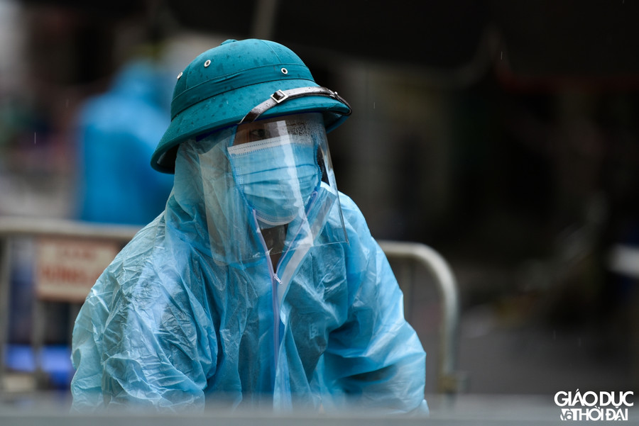 Cận cảnh nhiều lớp hàng rào tại ổ dịch ngõ 328- 330 Nguyễn Trãi ảnh 8