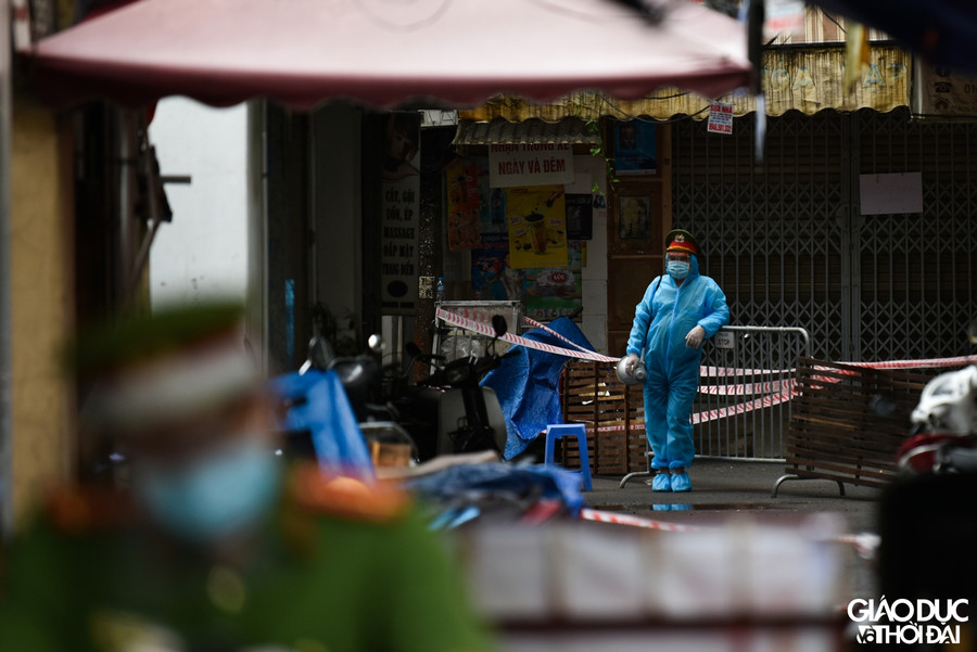 Cận cảnh nhiều lớp hàng rào tại ổ dịch ngõ 328- 330 Nguyễn Trãi ảnh 13