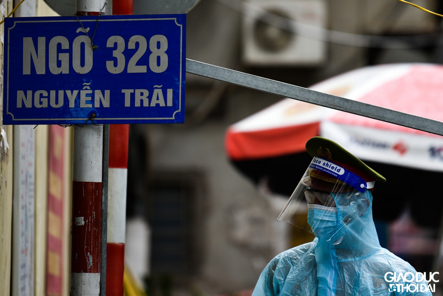 Cận cảnh nhiều lớp hàng rào tại ổ dịch ngõ 328- 330 Nguyễn Trãi ảnh 11
