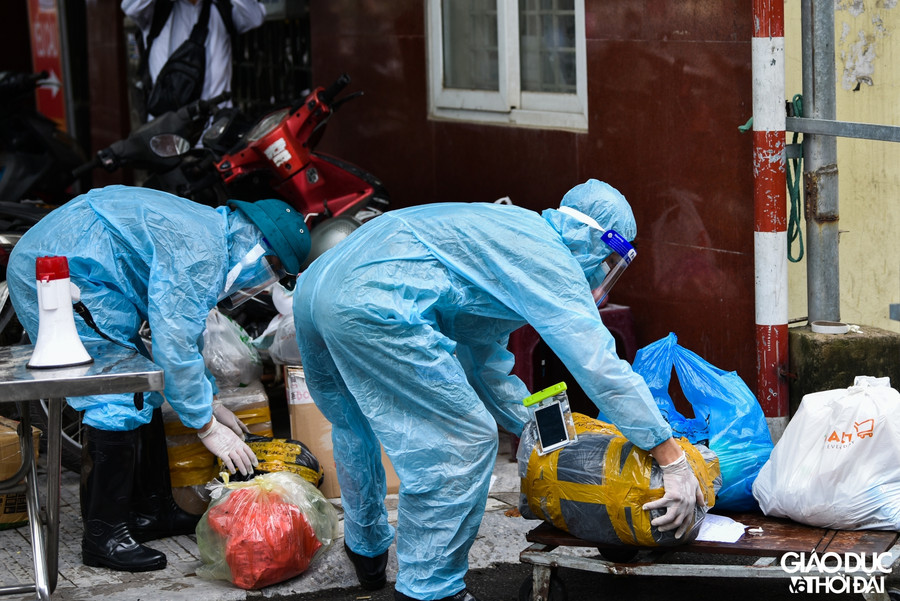 Lực lượng chức năng vận chuyển đồ được gửi vào tận cửa nhà từng hộ được ghi bên ngoài.