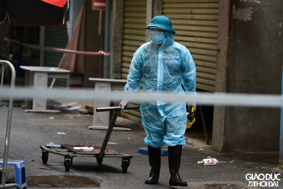 Cận cảnh nhiều lớp hàng rào tại ổ dịch ngõ 328- 330 Nguyễn Trãi ảnh 7