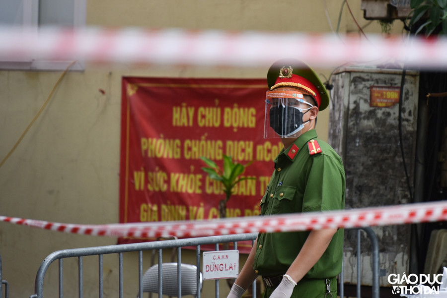 Cận cảnh nhiều lớp hàng rào tại ổ dịch ngõ 328- 330 Nguyễn Trãi ảnh 14