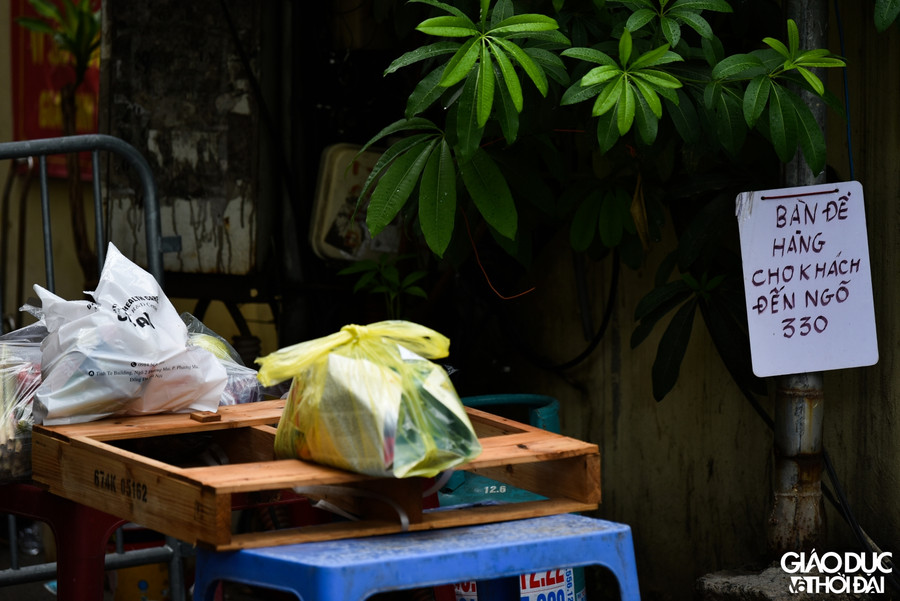 Những đồ được gửi vào người dân sinh sống trong 2 ngõ sẽ được đặt tại bàn bên ngoài, sau đó theo địa chỉ ghi tại mỗi đồ gửi, lực lượng chức năng sẽ chuyển đến tận nơi.