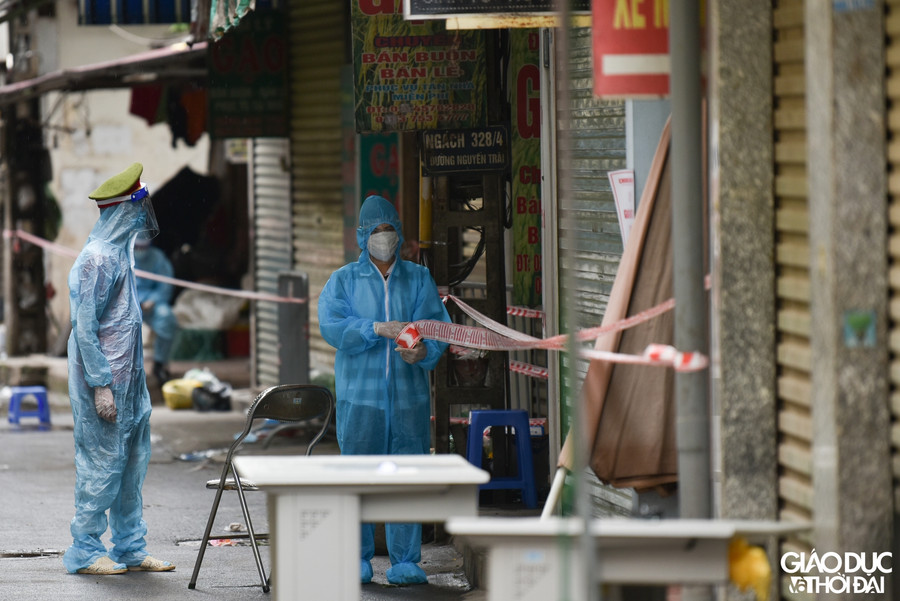 Để đảm bảo việc cách ly, dây được kéo tại mỗi hộ, lực lượng chức năng luôn có mặt tại nhiều điểm chốt trong 2 con ngõ.