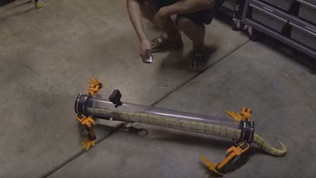 Phần thân chính của robot là một ống nhựa trong suốt. Ảnh: Youtube Alen Pan. Phần thân chính của robot là một ống nhựa trong suốt. Ảnh: Youtube Alen Pan.